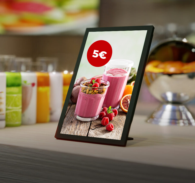 Digitaalinen pöytänäyttö esittelee smoothie-tarjouksen 5 eurolla, havainnollistaen lisämyyntiä juoma- ja kahvilaympäristöissä.